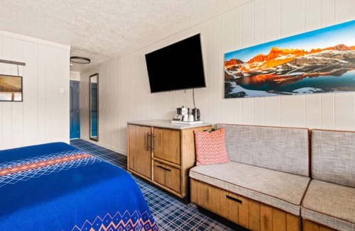 Mammoth Lakes Hotel | Rustic Alpine Rooms Near Mammoth Mountain! Pool, Gym, & Free Parking! 3 Units!