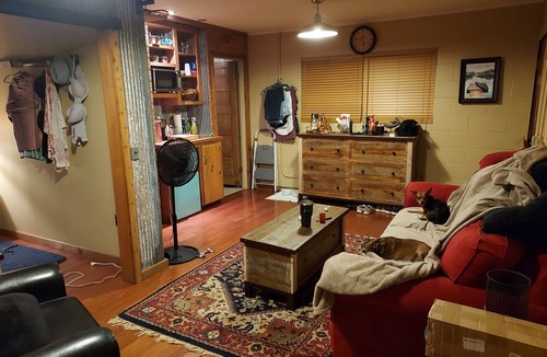 Delhi Cottage | Rustic cottage getaway close to lake and golf course