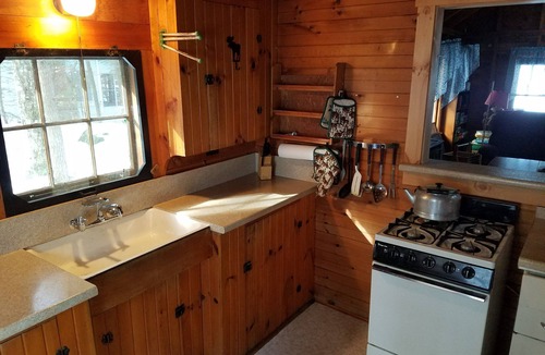 Oakland Cabin | Rustic & Cozy Cabin – Steps away from beautiful Salmon Lake