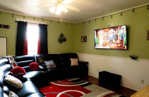 Hearne House | Rustic Elegant 6Bed 4Bath Home Great For Groups