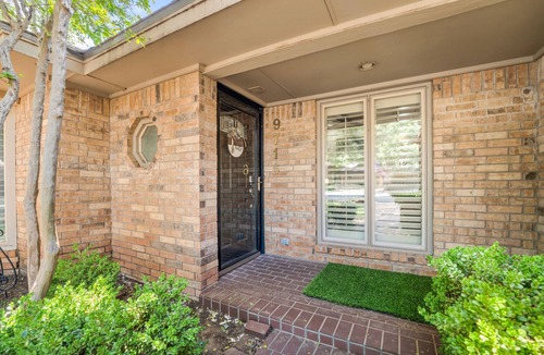 Raintree House | Rustic Getaway with DOG RUN