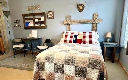 Mountain Home House | Rustic Hill Country Cabin with Milky Way Stargazing & Wildlife Views near Mountain Home, TX