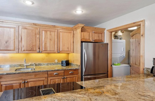 Vail Condo | Rustic Mountain Retreat 2BR Balcony & Vail Mountain Views