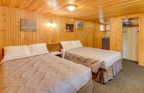 Eagle Rock Apartment | Rustic Studio w/ Patio on Table Rock Lake!
