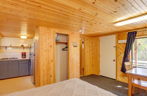 Eagle Rock Apartment | Rustic Studio w/ Patio on Table Rock Lake!