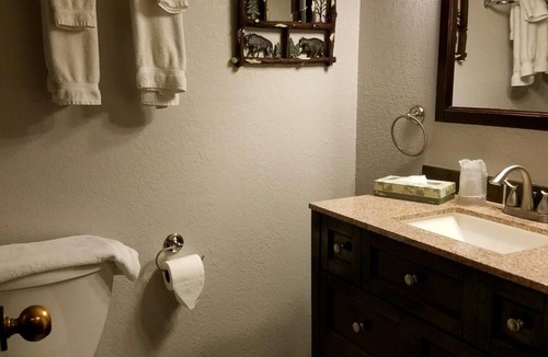 Grand Elk Ranch Hotel | Rustique Boutique Mountain Resort King Suite for 2 - Free WIFI