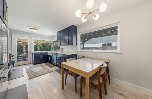 East Congress House | S Austin 3BR 2BA Sauna, Cowboy Pool and Deck, Near SoCo by Austin Vacay