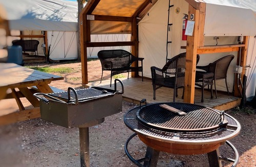 Prairie Lea House | #S Son's Blue River Camp - Glamping Cabin w/2 Queen Beds
