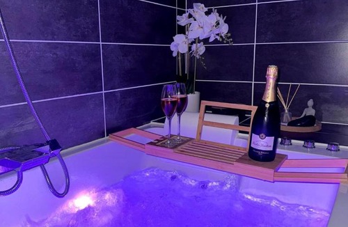Saint-Quentin Apartment | Sakura Suite - Jacuzzi and Cinema