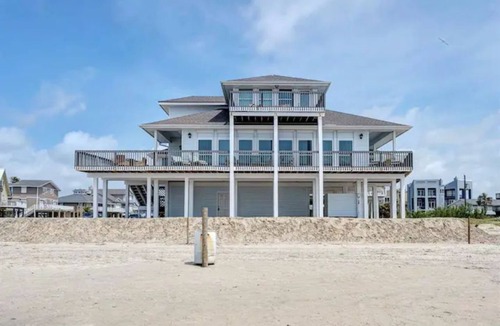 Pirates Beach House | Sand Beach Home - Beach front sleeps 25+people!