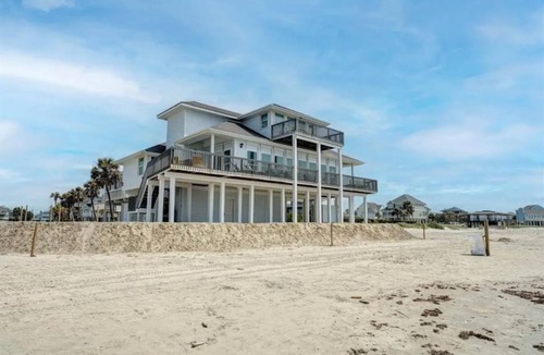 Pirates Beach House | Sand Beach Home - Beach front sleeps 25+people!