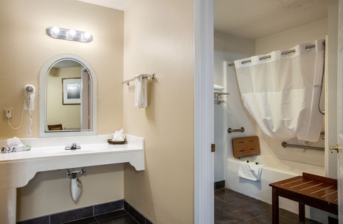 Westside Hotel | Sandia Peak Inn Old Town ABQ, a Howard Johnson by Wyndham