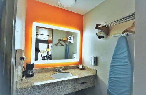 Shenandoah Hotel | Scottish Inns & Suites Shenandoah Woodlands Mall, Two Queen Room, Free Parking
