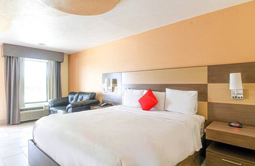 Shenandoah Hotel | Scottish Inns & Suites Shenandoah Woodlands Mall, King Suite, Free Parking