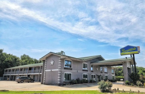 Shenandoah Hotel | Scottish Inns & Suites Shenandoah Woodlands Mall, King Suite, Free Parking