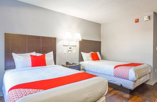 Irving Hotel | Seasonal Pool | 3 Affordable Rooms Near Irving Arts Center Exhibits