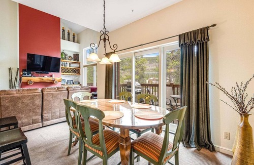 Lakeside Village House | Seasons 3BR TH next to Keystone Lake w/free shuttle to slopes and hot tub!