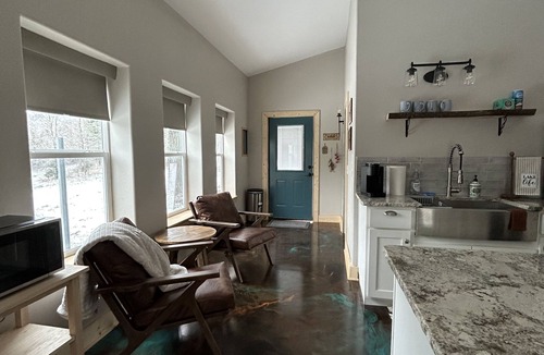 Dogwood Cabin | Secluded cabin- 10 private acres- fiber internet- minutes from Lake Bob Sandlin