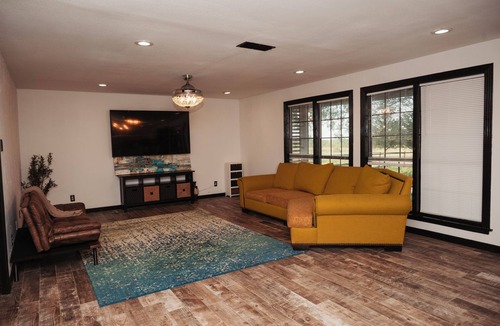 Gober House | Secluded TX Ranch Retreat. Romantic Sunsets , Hot-tub, Pet-friendly & Gated!