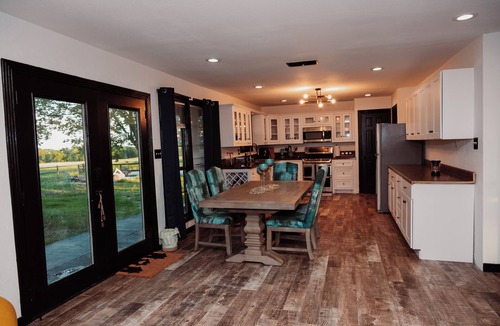Gober House | Secluded TX Ranch Retreat. Romantic Sunsets , Hot-tub, Pet-friendly & Gated!