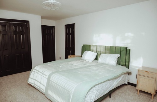 Gober House | Secluded TX Ranch Retreat. Romantic Sunsets , Hot-tub, Pet-friendly & Gated!