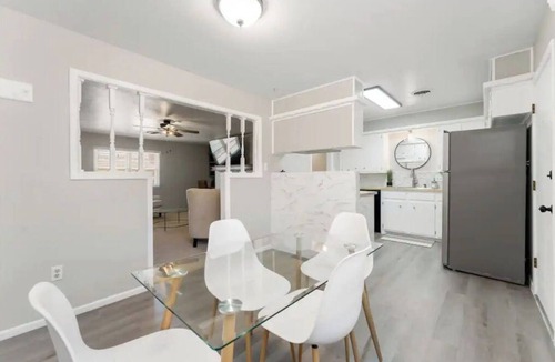 Lubbock House | Self Check-in/Full kitchen/Central location