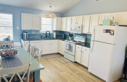 Leeward Sands House | Semi Private Pool <> Large Fenced Yard <> 2 bdrm - 2 bath