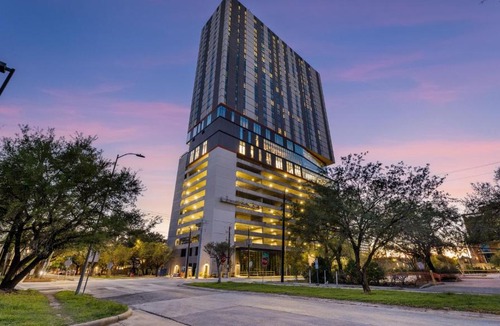 South Central Houston Hotel | Sentral Forme Houston