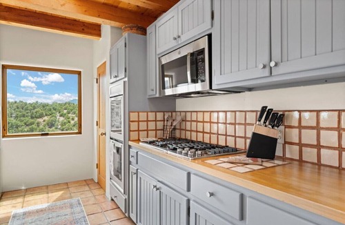 Northeast Santa Fe House | Serene Sunsets & Mountain Views w Arcade & Hot Tub