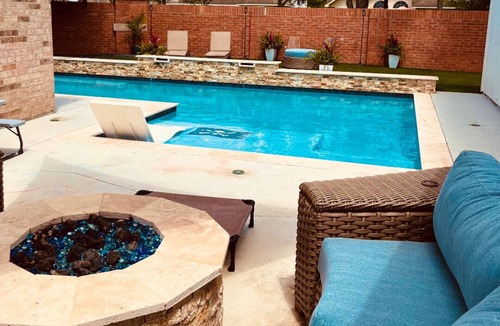 Pearland House | Shadow Creek Ranch 4 bedroom 2 bathroom with POOL. Pet friendly