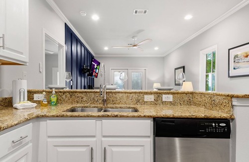 Gruene Condo | Shared Pool | Near Gruene Hall & Schlitterbahn
