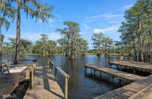 Uncertain House | Shipwreck with upper deck, Dock Access, Kayaks