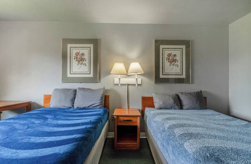 Livingston Hotel | Simple 2 Full Beds Near Scenic Outdoor Spots - 2 Rooms