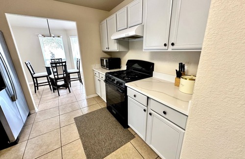 Katy House | Single-story Katy Home 3/2 SLEEPS 12 With Easy Access To HW 99 & Energy Corridor