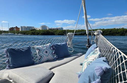 Isla Mujeres Boat Rental | Sisu sail&stay