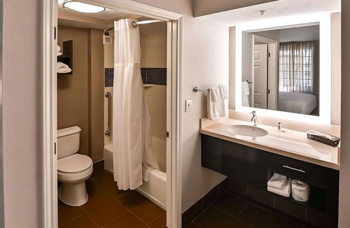 Vance Jackson Hotel | Six Flags Fun | Spacious Unit with Full Kitchen | Outdoor Pool | Free Breakfast