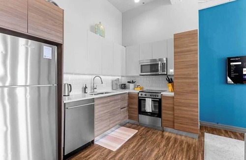 Downtown Dallas Apartment | Skyline View 3BR Loft | Pool + Valet Parking