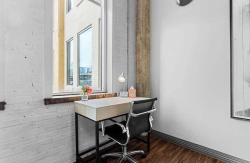 Downtown Dallas Apartment | Skyline View 3BR Loft | Pool + Valet Parking