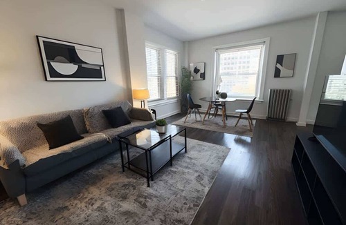 Hyde Park Apartment | Sleek & Functional 2-Bedroom Apt