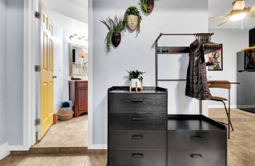 El Paso Apartment | Sleek Studio-Mins to Sunland Park Racetrack/Casino