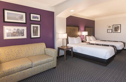 Arlington Hotel | Sleep by the Thrills: 2 Cozy Hotel Rooms Near Six Flags & AT&T Excitement!
