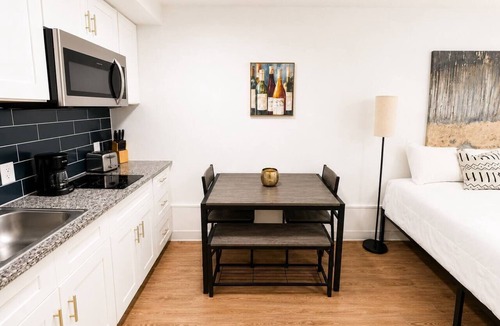 St. Johns Apartment | Sleepover | Serene Studio + Gym - Austin TX