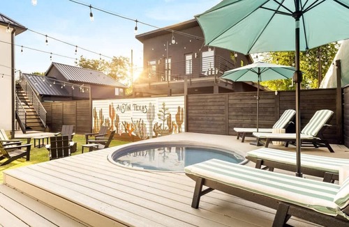 South Lamar House | Sleeps 12, Pool, Games, Fun, Mins from Downtown