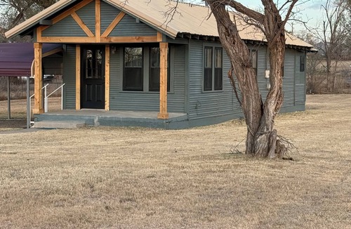 Clarendon House | Small Town Comforts- 1-bedroom house in charming Clarendon - Bunk House #2