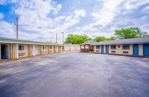 Ira Apartment | Snyder TX | King Bed