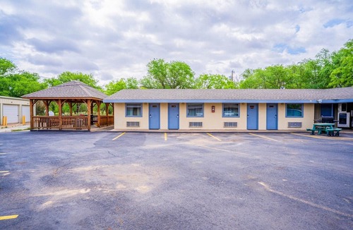Ira Apartment | Snyder TX | King Bed