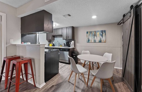 Dawson Apartment | SoCo 2BR warm suite, king bed, fast WiFi w/pool