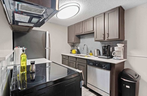 Dawson Apartment | SoCo 2BR warm suite, king bed, fast WiFi w/pool
