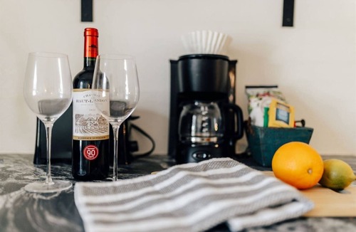 Sweetbriar House | SoCo Affordable Modern Retreat ❤️ Local Art | RainShower | Near South Congress