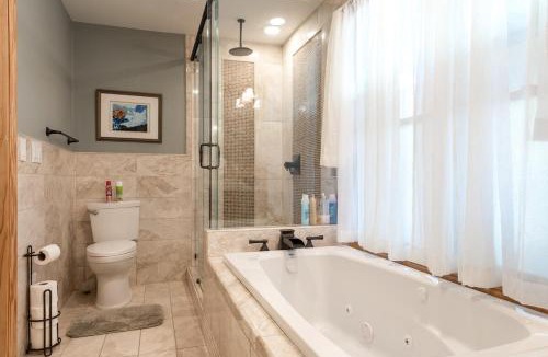 Greater South River City House | SOCO, Big 5BR, SwimSpa-seats 10, Sauna, 7 Beds